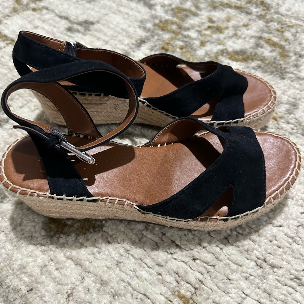 Black and tan wedges